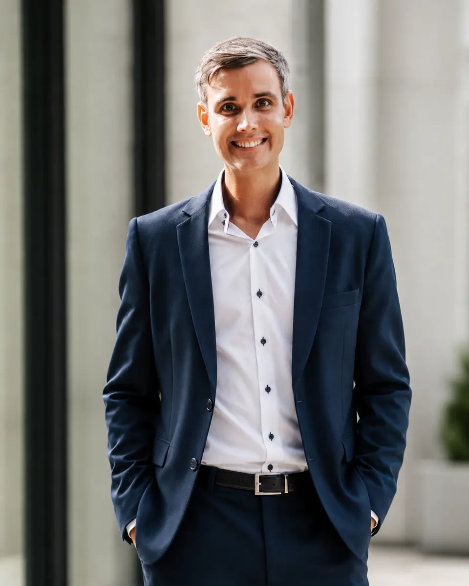 Patrick J. Smith im dunkelblauen Anzug begleitet die deutsche Adaption von Whole Health Leadership